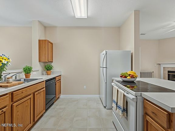 3rd image of 829 SOUTHERN CREEK Lane