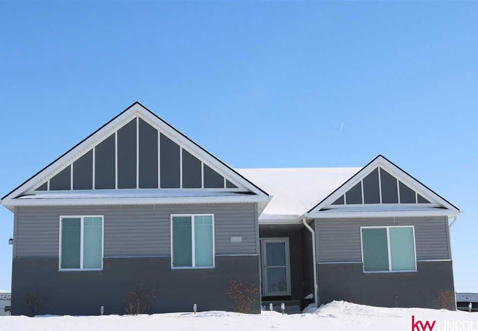 1st image of 716 Linden Cir