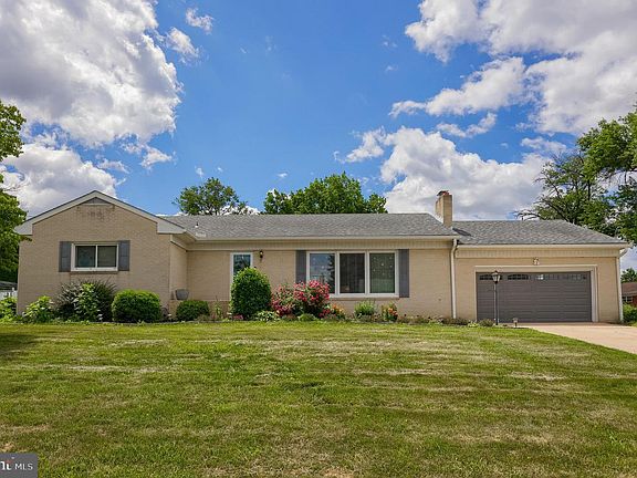 3rd image of 100 Lynbrook Dr N