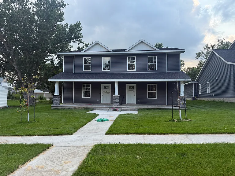 2421 Iowa St — Photo 1