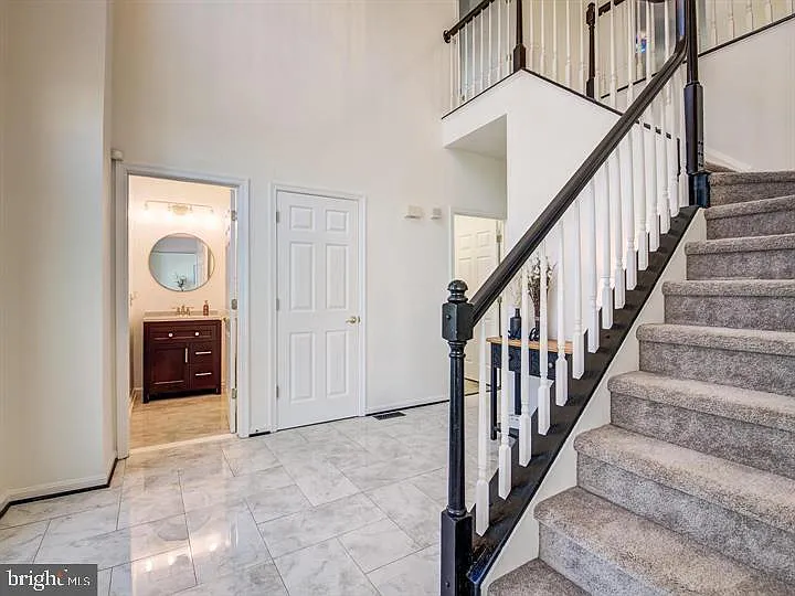 5 Regal Ct — Photo 3
