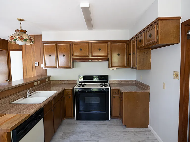 5235 Happiness St — Photo 11