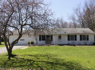 174 Lakeview Ln, Chagrin Falls, OH 44022