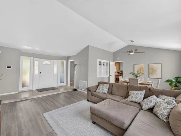 8030 La Riviera Dr, Sacramento, CA 95826