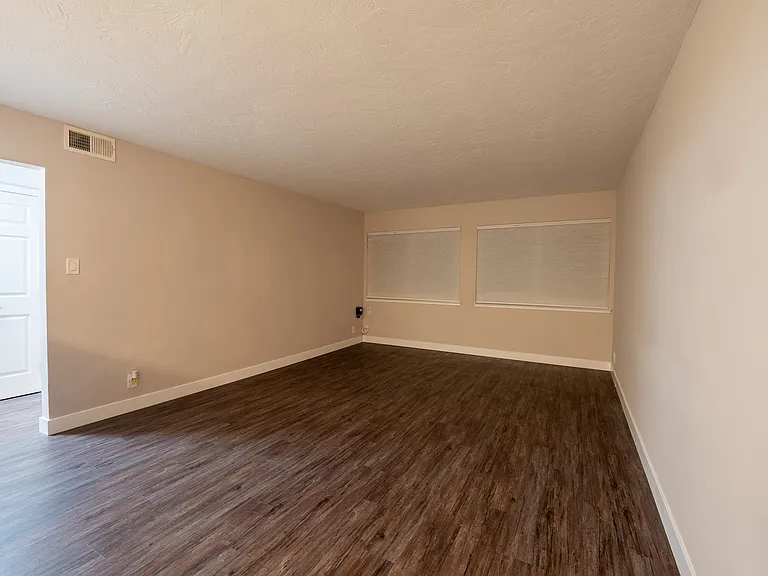 Bellevue Towers Apartments — Photo 22