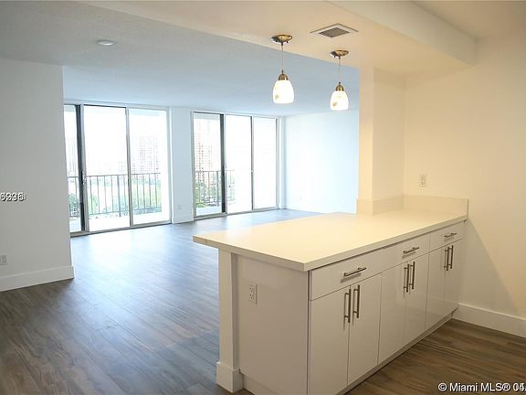 4th image of 17720 N Bay Rd #1302