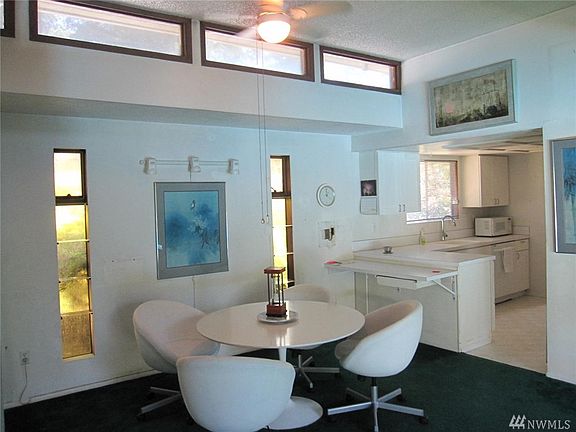 Beautiful dining room area right off kitchen with loads of relites.