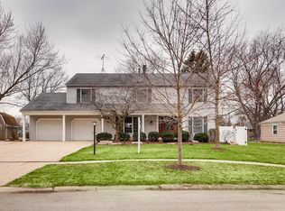 11 Fieldcrest Dr, Oswego, IL 60543