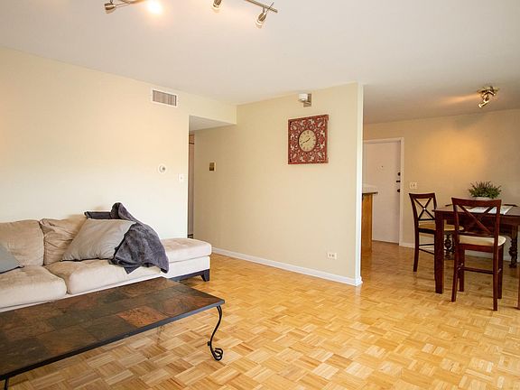 4th image of 100 E Fountainview Ln APT 2B