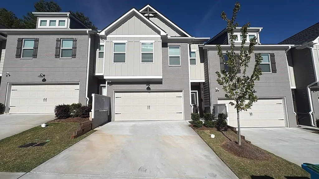 4 bed, 2.5 bath, 2326 sqft, $2,600 — Photo 4