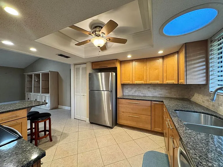 653 Pelican Bay Dr — Photo 8