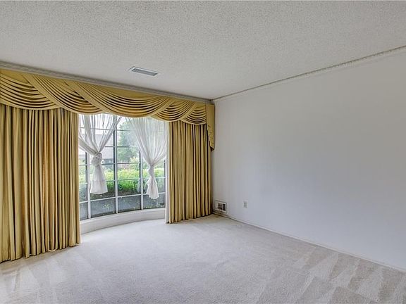 4th image of 1402 Surrey Ct