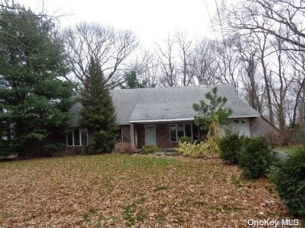 7 Berkshire Ct, Huntington Station, NY 11746