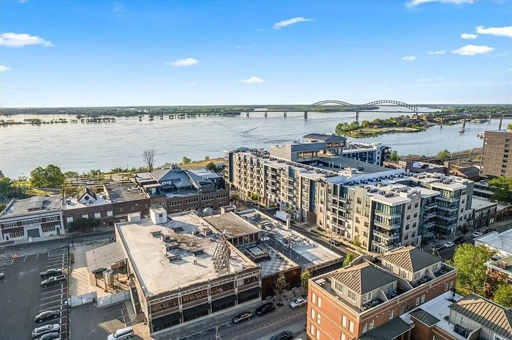 2 bed, 2.5 bath, 2089 sqft, $3,950 — Photo 3