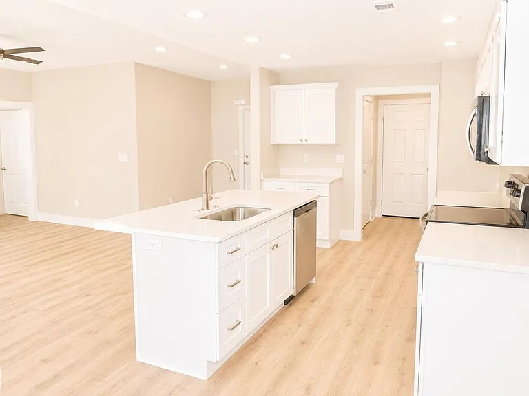 5402 Lotus St — Photo 9