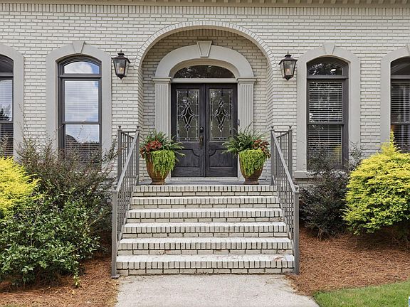 3rd image of 3758 Carisbrooke Dr