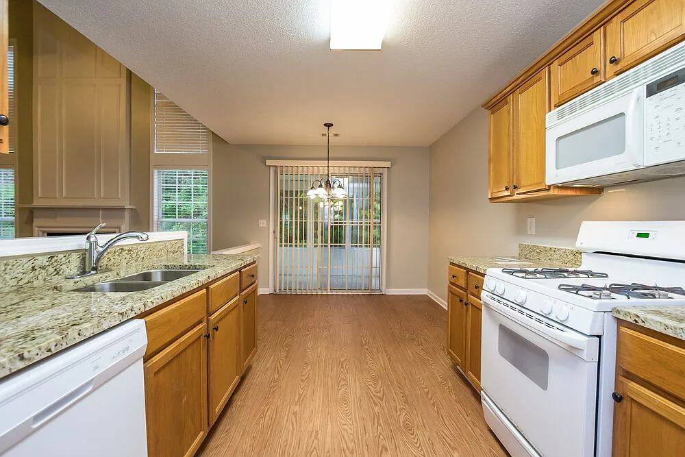 3 bed, 2.5 bath, 1628 sqft, $2,255 — Photo 4