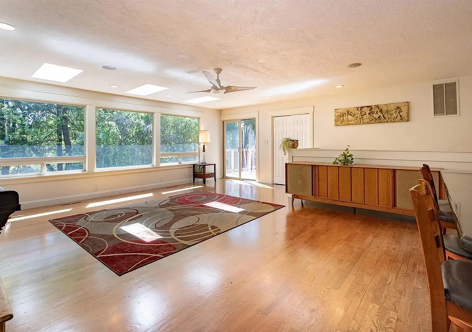 Available Now! Large Three Bedroom, 2.5 Bath Creekside home with bonus room! — Photo 2