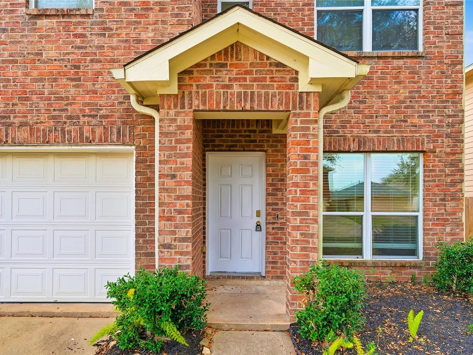 3 bed, 2.5 bath, 2104 sqft, $2,100 — Photo 2