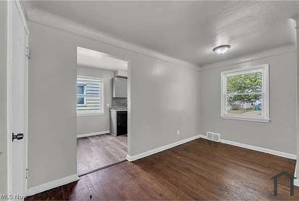 15902 Maplewood Ave — Photo 9