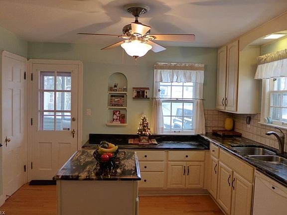 3rd image of 2473 Canterbury Rd
