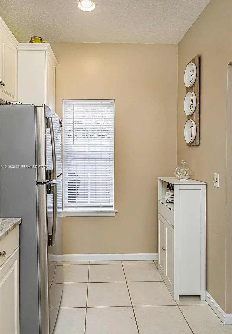 1647 Hawthorne Pl — Photo 2