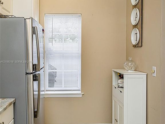 2nd image of 1647 Hawthorne Pl