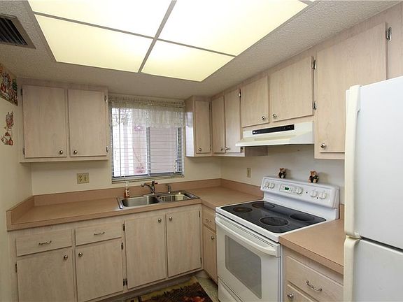 5th image of 4109 Heron Way #E102