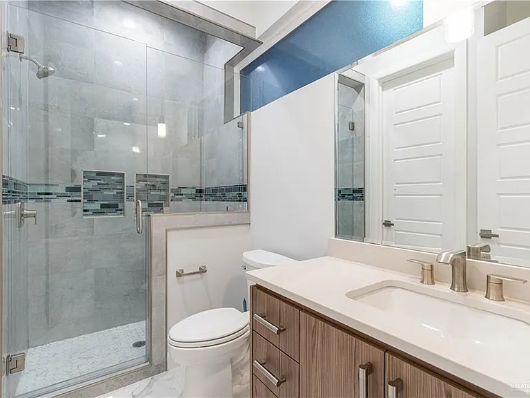 2416 S Thames Dr — Photo 21