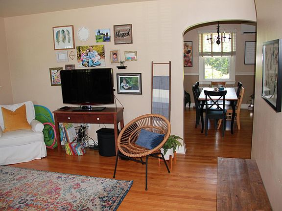 Living Room (1 of 2)