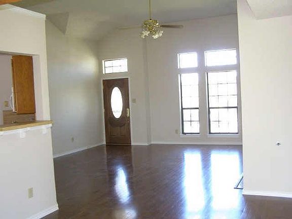 3rd image of 913 E Cannady Cir