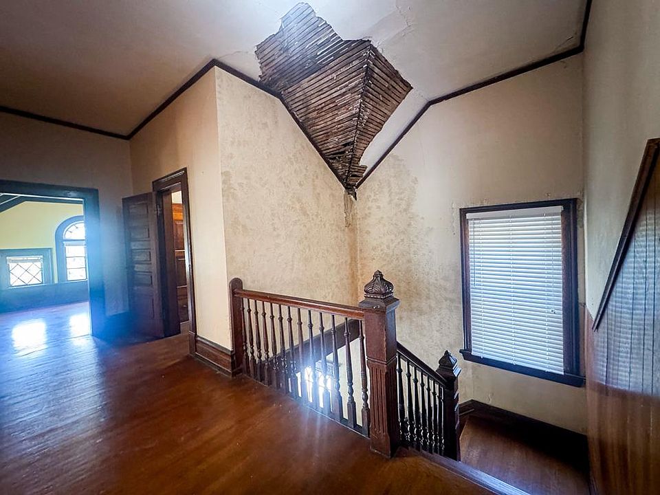 28th image of 315 E Main St