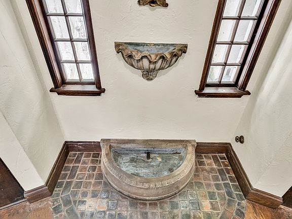 4th image of 128 Dudley St