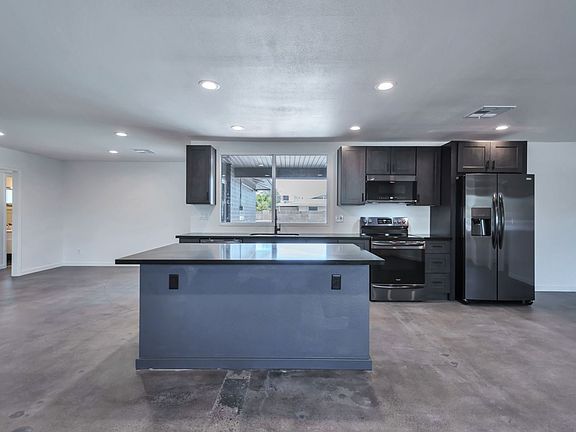 5th image of 948 E Manhatton Dr
