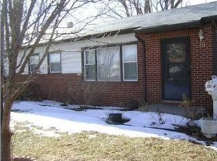 811 N Lakeview Dr, Derby, KS 67037
