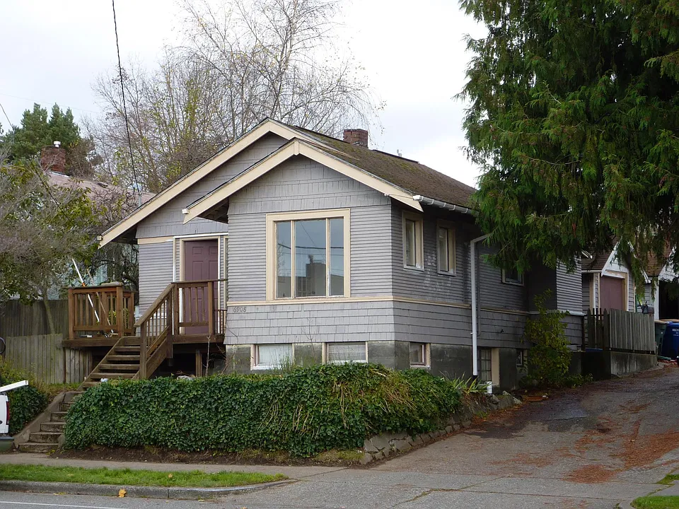 6908 Fauntleroy Way SW