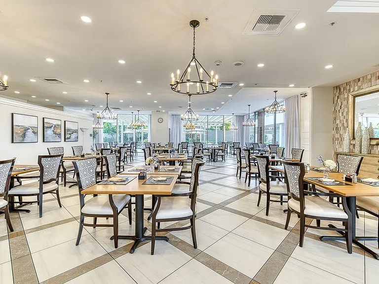 Bay Towers at Bixby Knolls - 55+ Active Adult Apartments — Photo 17