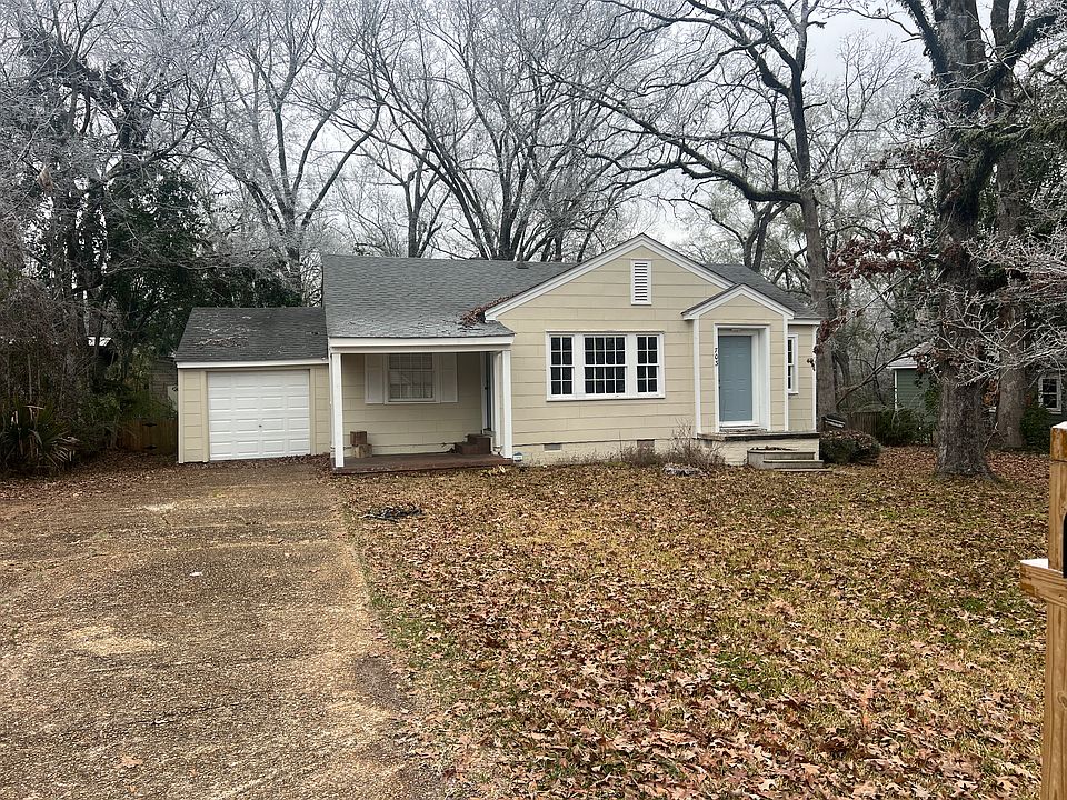 1st image of 703 Oakwood Dr