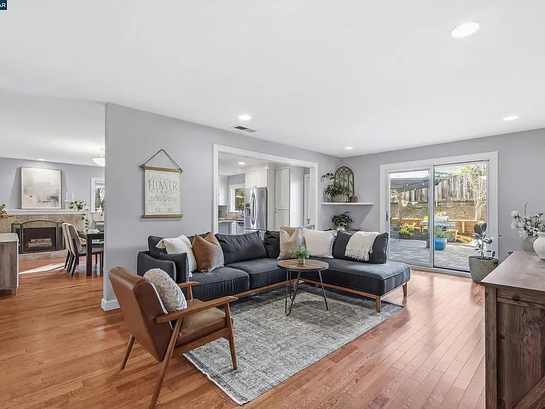 2045 McMillan Ct — Photo 3