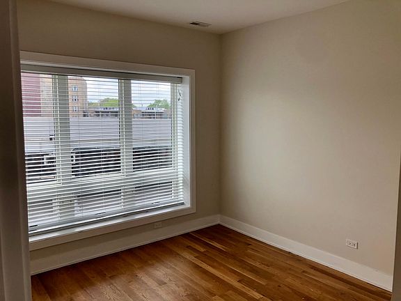4th image of 4639 N Broadway St