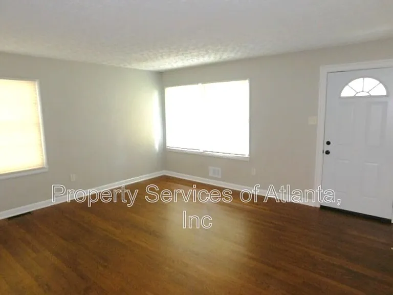 1170 Baker Ln — Photo 4