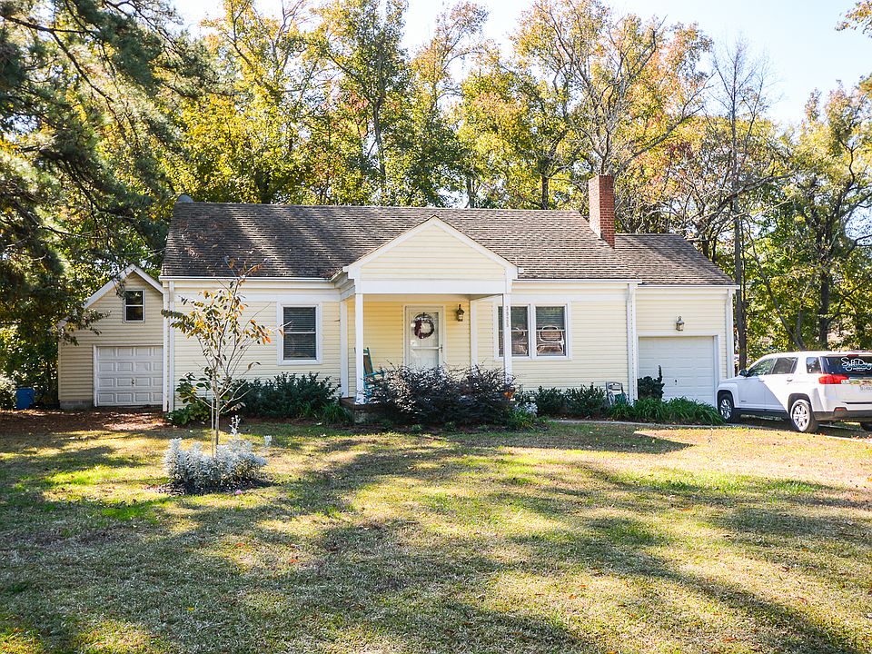 Exterior & Detached Garage