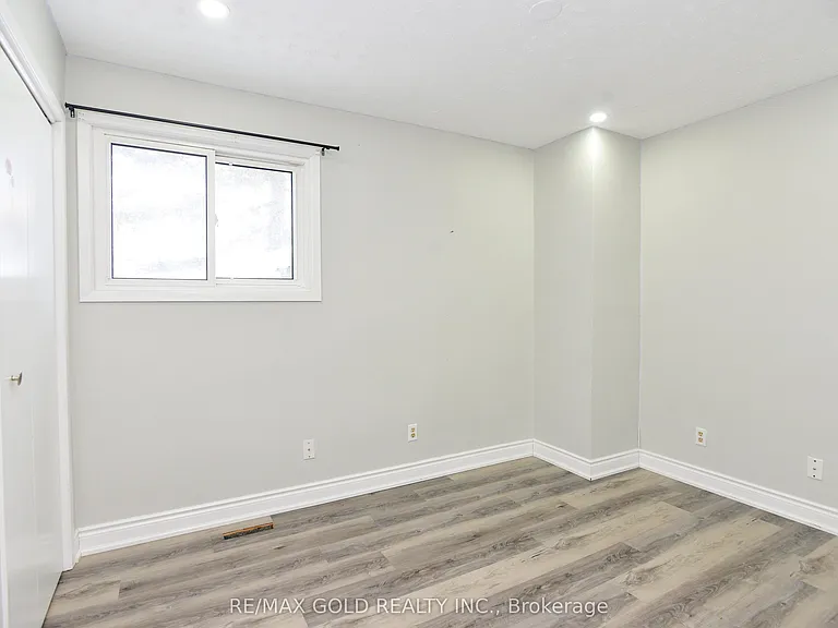 70 Greystone Cres — Photo 15