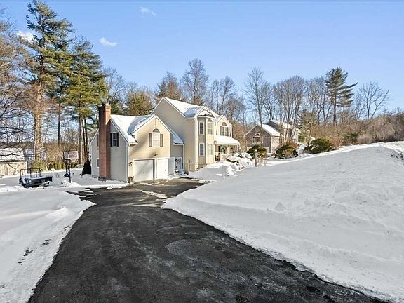 3rd image of 8 Wamsutta Ridge Dr