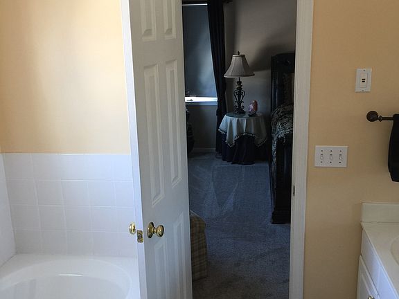 3rd image of 121 Bridgeport Dr