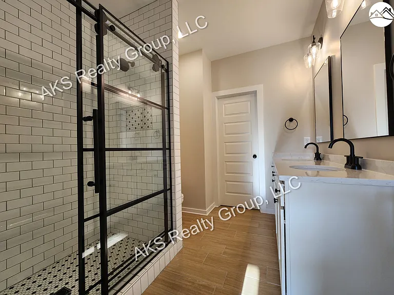 1202 Windsor Sq — Photo 7