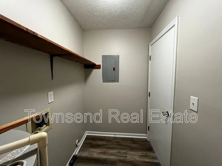 1425B Ireland Dr — Photo 7