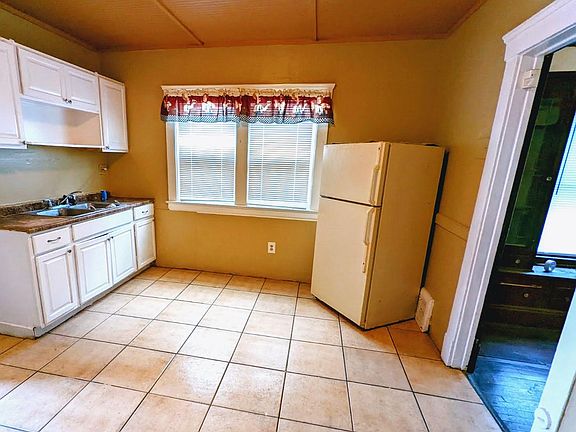 3rd image of 3562 Trent Ave #1