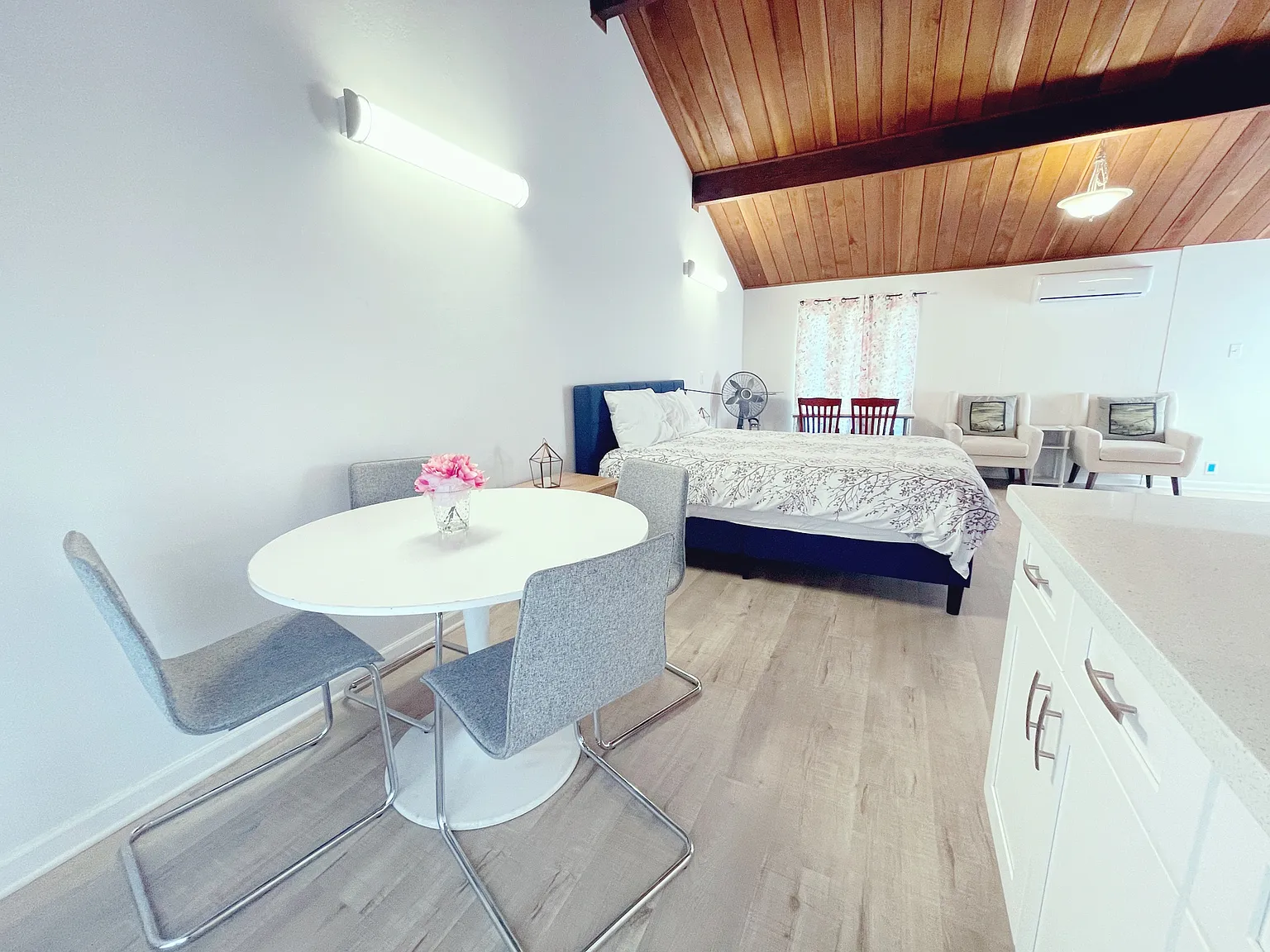 1 bed, 550 sqft, $2,300 — Photo 3