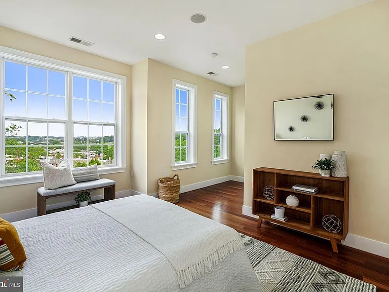 1143 Summit St NE #2 — Photo 15